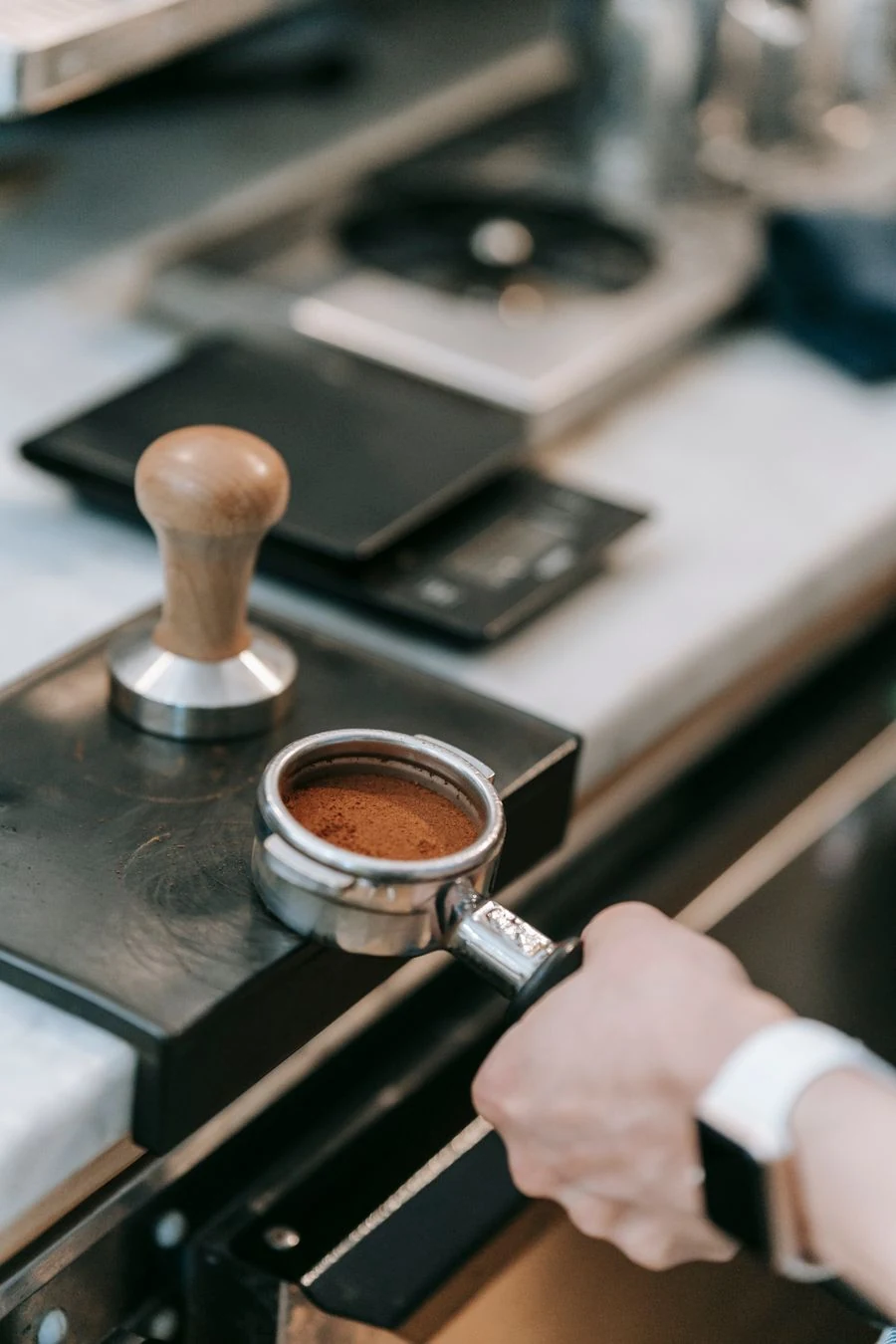 Preparing an espresso portafilter