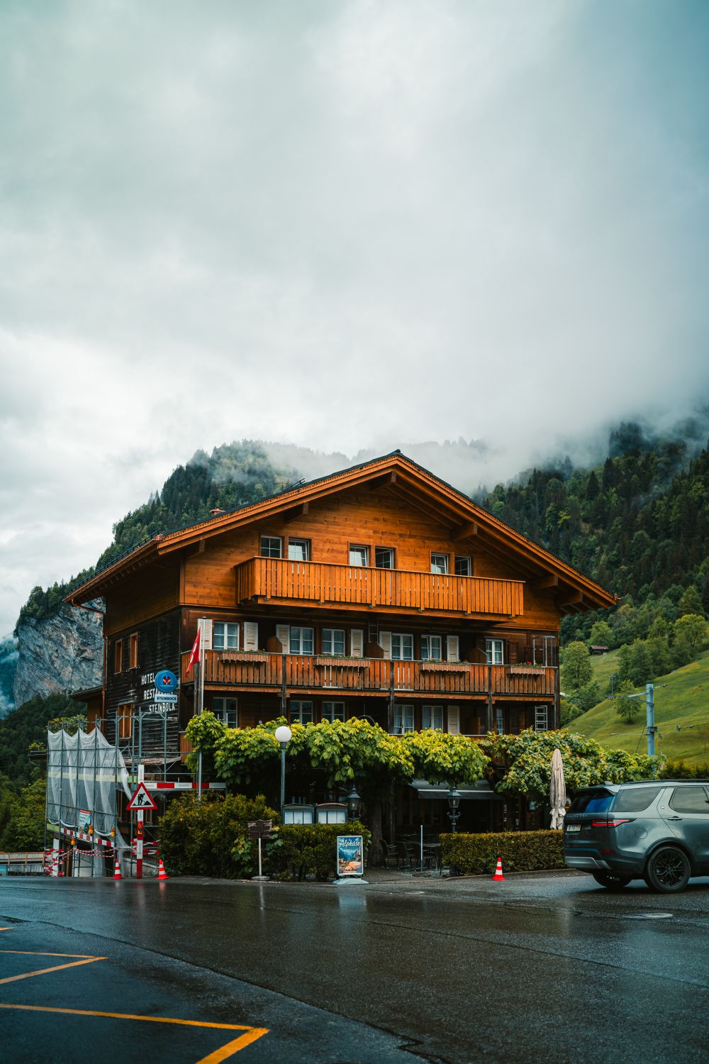 Mountain guesthouse with a restaurant, surrounded by greenery